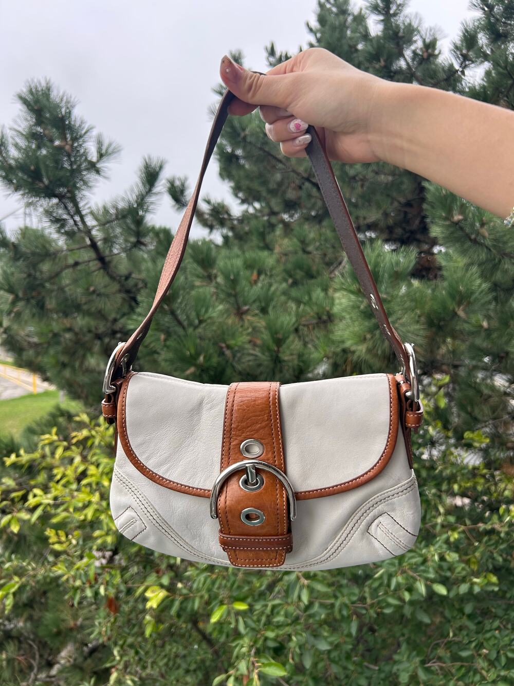 Vintage coach turnlock shoulder bag white leather with brown leather trim no L06